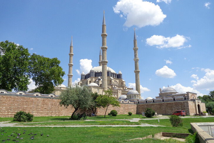 Мечеть Селимие с самыми высокими в стране минаретами, включённая в список Мирового наследия ЮНЕСКО.