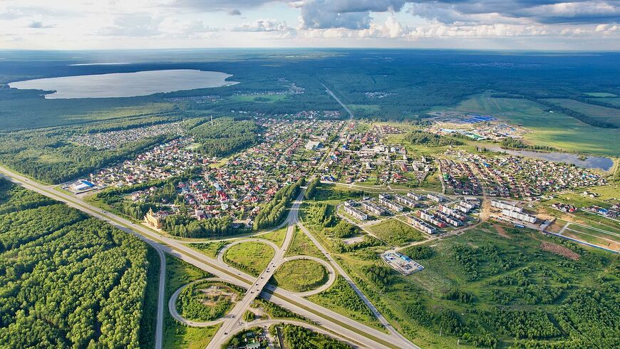Вид с высоты на посёлок и озеро Балтым