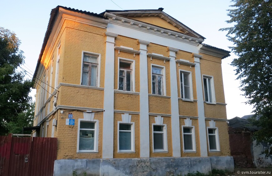 Главный дом усадьбы Шапошниковых в стиле классицизма постройки 1830-1840-х годов.До революции купцы 1-й гильдии Шапошниковы имели кожевенный завод,а также занимались торговлей рыбой.