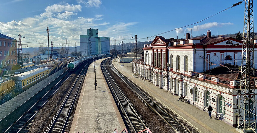 42982 Новочеркасск 1990 Здание железнодорожного вокзала автомобиль москвич 412 Р
