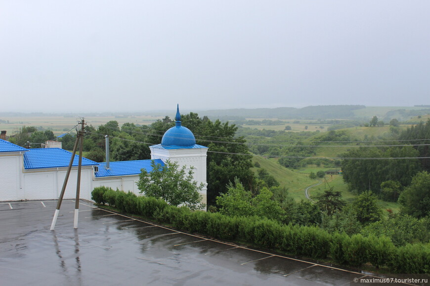 Монастырь, граница, аисты