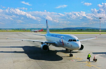 В «Кольцово» самолёт «Уральских авиалиний» наехал на техника аэропорта  