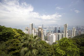 Гонконг упрощает ковидные ограничения для туристов