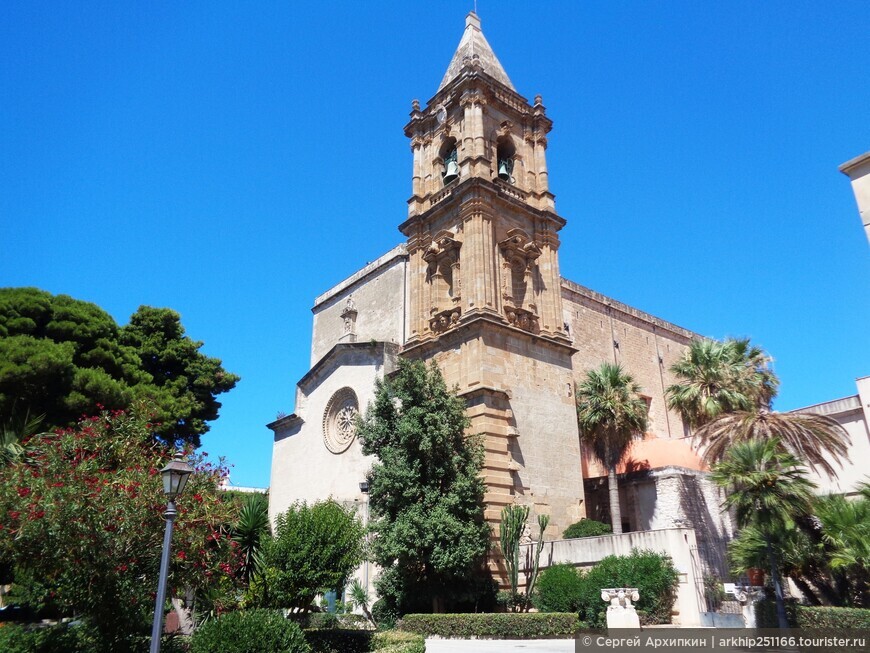 Святилище Девы Марии в средневековой Базилике 14 века в Трапани на Западе Сицилии