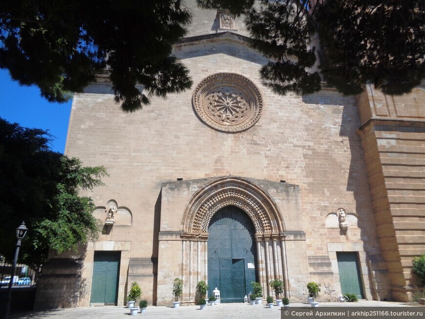 Святилище Девы Марии в средневековой Базилике 14 века в Трапани на Западе Сицилии