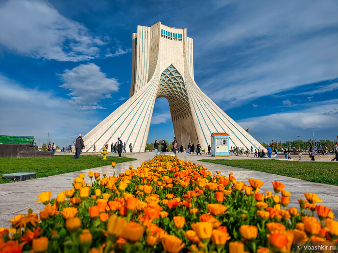Тегеран. Башня Азади. 