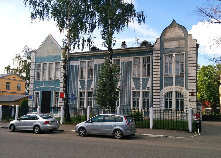Здание Романовской школы, в настоящем — Детская школа искусств №1