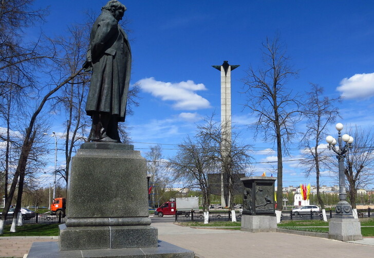 Памятник И. А. Крылову в Твери