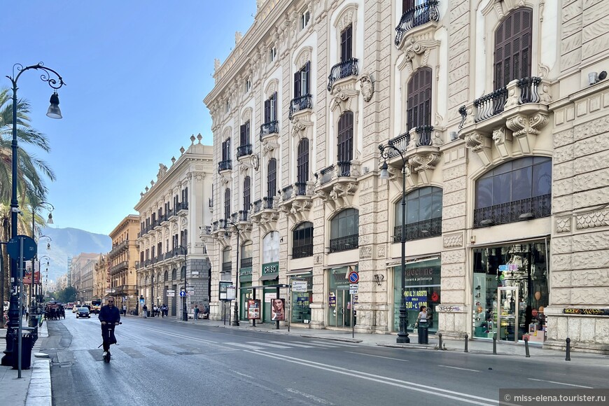 Виа Рома—одна из главных улиц Палермо. Здесь (по центру фото) остановка автобуса, на которой высаживаются почти все туристы.