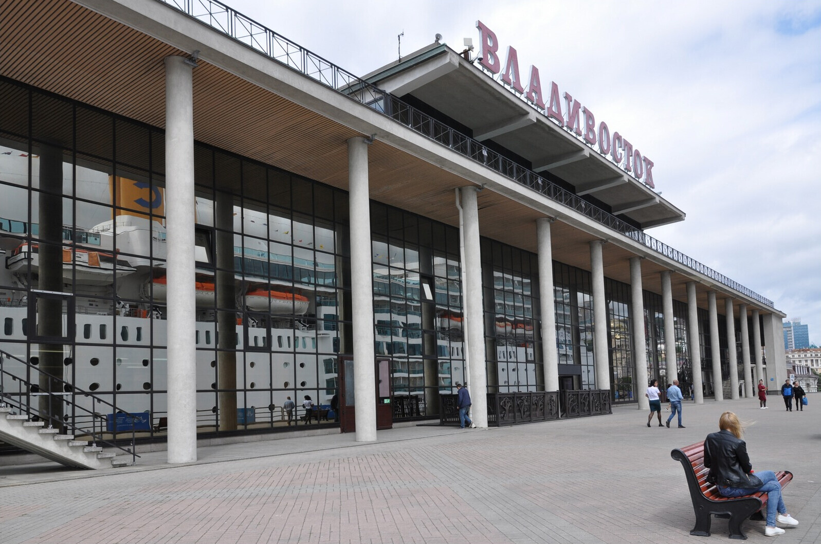 ЖД вокзал Владивостока. Гостиницы рядом, расписание поездов 2024,  направления, адрес, сайт, как добраться на Туристер.Ру