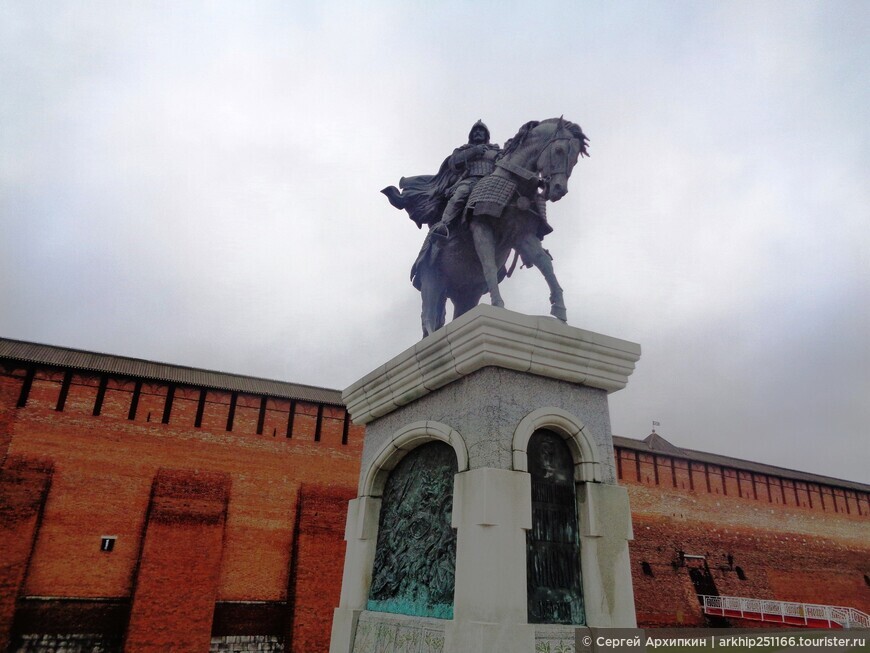 Великолепный памятник Дмитрию Донскому возле стен  Кремля в Коломне