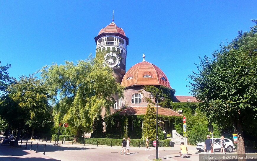 Водонапорная башня и примыкающий к ней ротондальный корпус водогрязелечебницы были построены в Светлогорске (тогда Раушене) в 1907—1908 годах по проекту архитектора Отто Вальтера Куккука .
