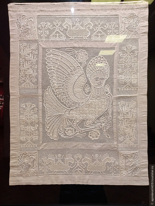 Панно настенное декоративное Птица Сирин, 1989 год. Ткань льняная, нить мулине, вышивка ручная гладь, настил по сетке. Музей-заповедник Кижи.