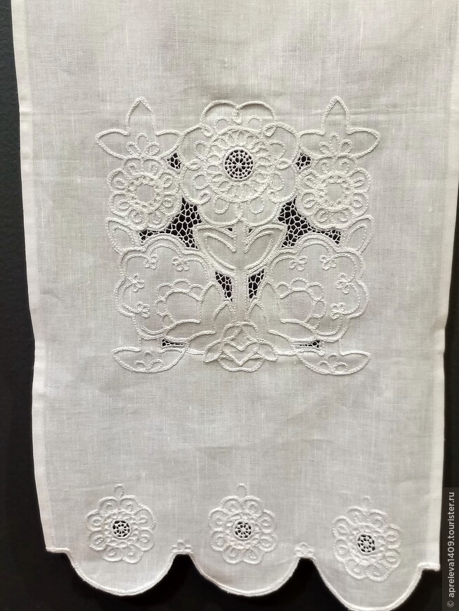 Полотенце Древо. 1980-е. Ткань льняная, вышивка машинная тамбур. Частная коллекция.
