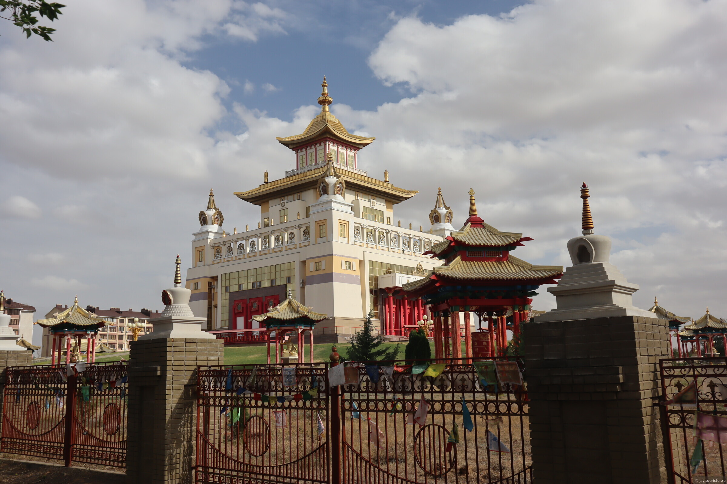 Тур выходного дня из элисты. Пагода семи дней Элиста. Пагода город Нурег. Ханой старый город пагода вид сверху.