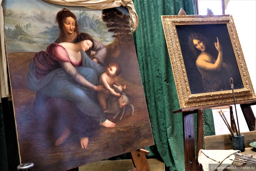 Копии картин, которые Леонардо привез с собой из Италии, выставлены в студии для рисования.