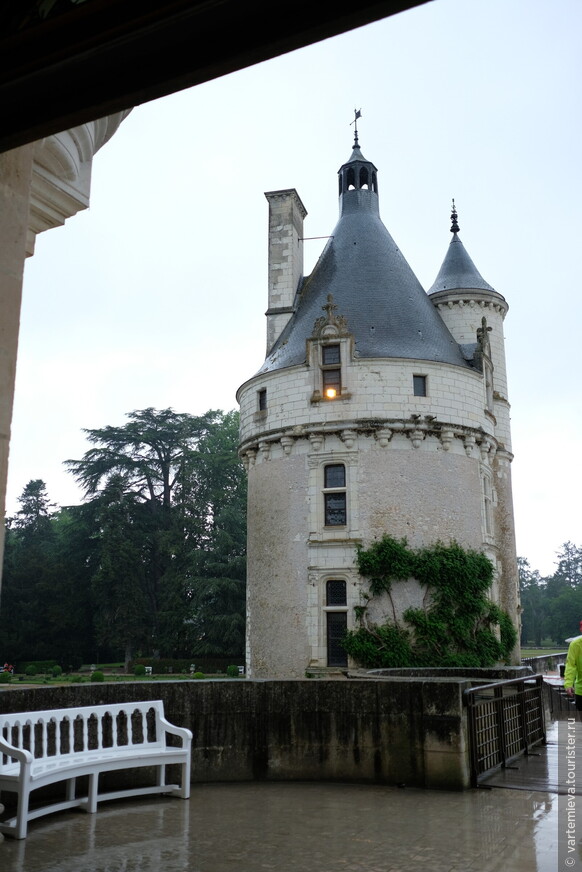 Башня-донжон осталась от средневекового замка, но была переделана с использованием ренессансных элементов. 