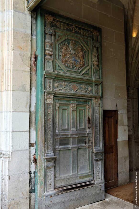 Входная дверь тоже сохранилась со времен Бойе.