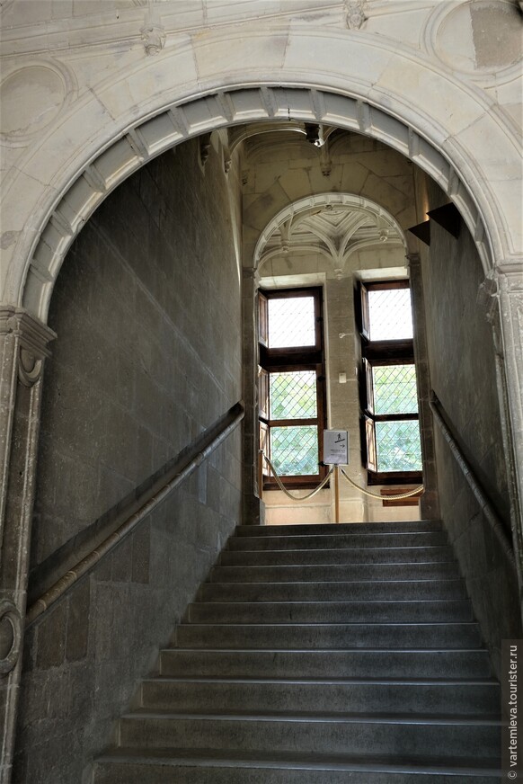 Центральная лестница прямая с шикарными лепными потолками.