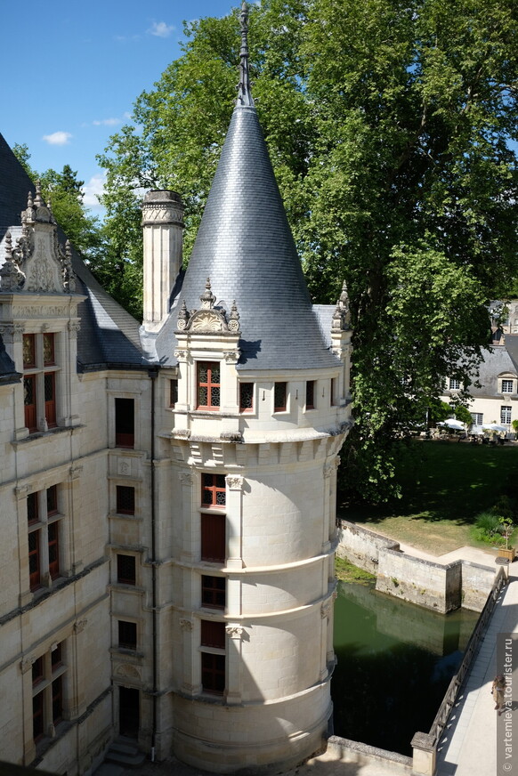 Угловые круглые башенки чисто французские, а люкарны (окна в крышах) – это из Италии. Белым камнем тщательно отделаны каминные трубы.
