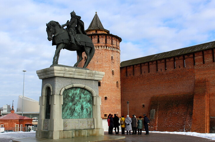 Памятник Дмитрию Донскому и стена Коломенского кремля