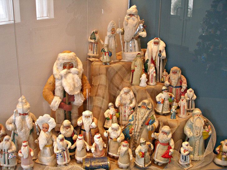 Новогодние фигуры в Музее елочной игрушки в Клину