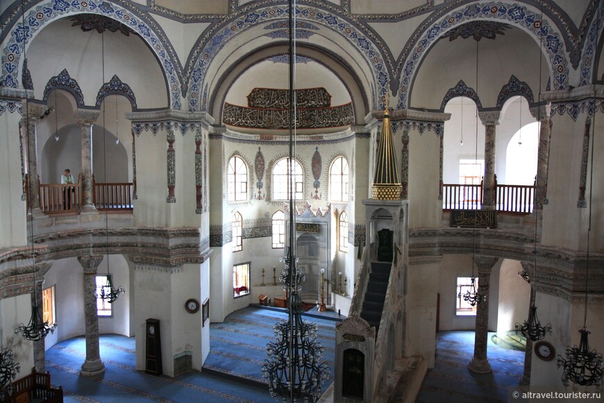 Интерьер церкви (ныне мечети) - вид с галереи.