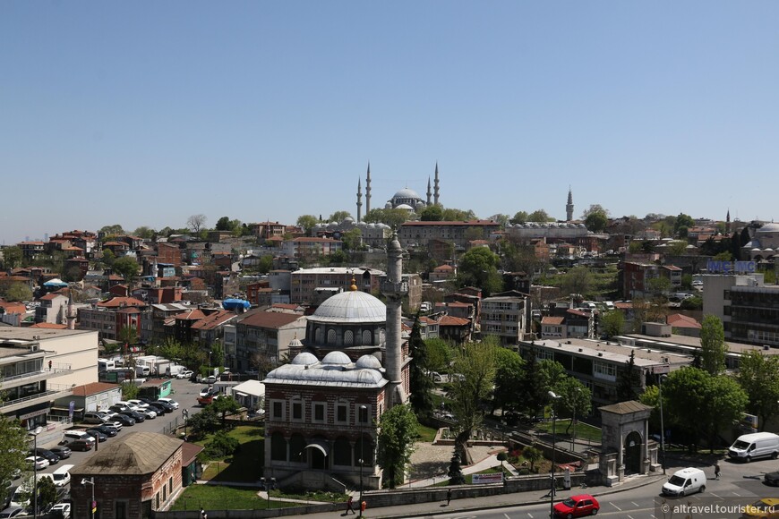 Вид на восточную, наиболее древнюю часть города и мечеть Сулеймание на вершине холма.
