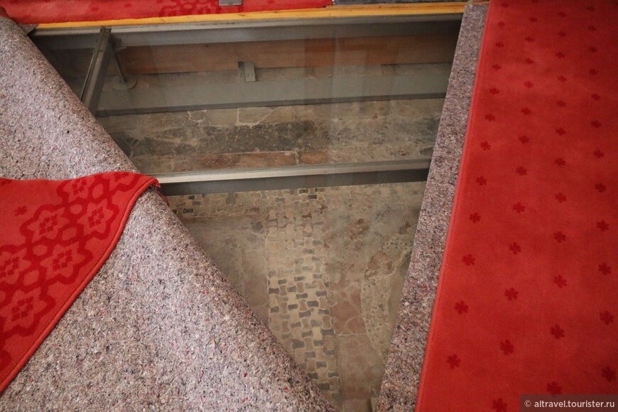 Отвёрнутый в сторону ковёр открывает византийский мраморный пол.