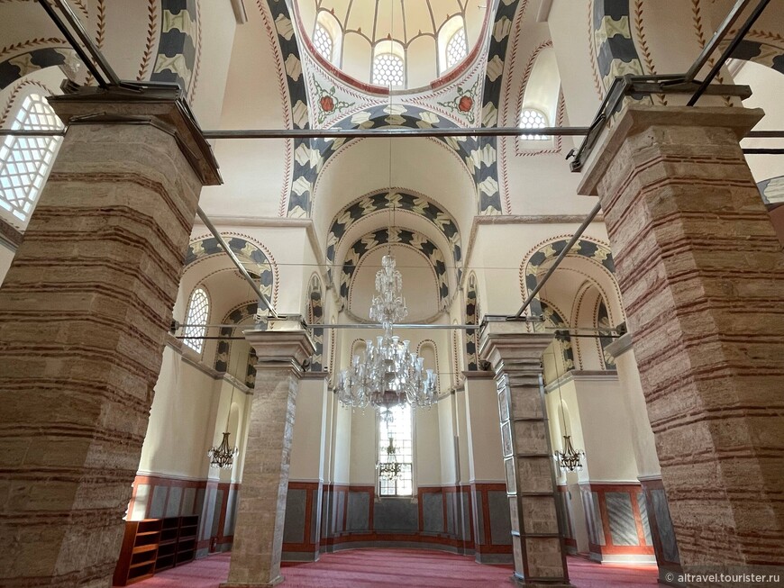 Интерьер церкви Богоматери Милостивой. Здесь когда-то стояли 4 красные мраморные колонны, которые турки заменили на достаточно прозаичные пилоны.