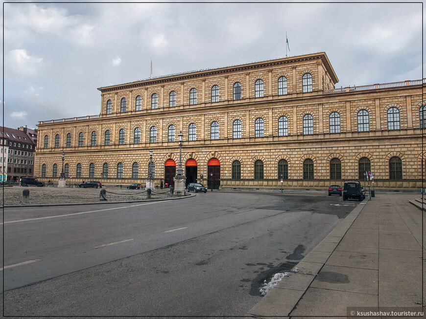«Королевское здание» для комплекса Мюнхенской резиденции на северной стороне площади построено в 1825—1842 годах архитектором Лео фон Кленце, по образцу флорентийских палаццо Питти и палаццо Ручеллаи. 