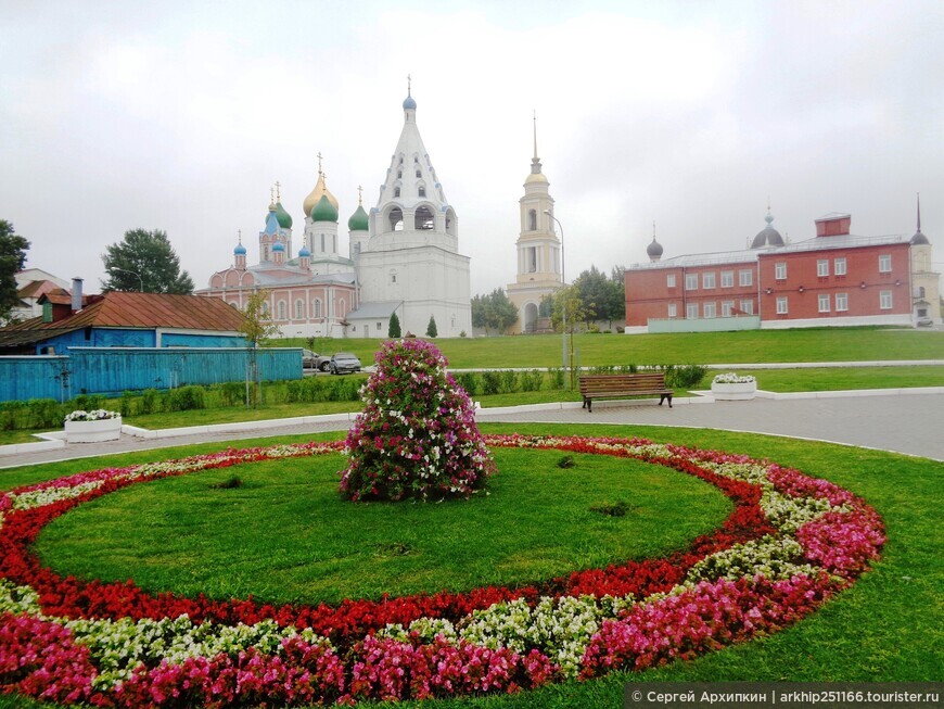 Свято-Троицкий Ново-Голутвин монастырь в центре Коломны.