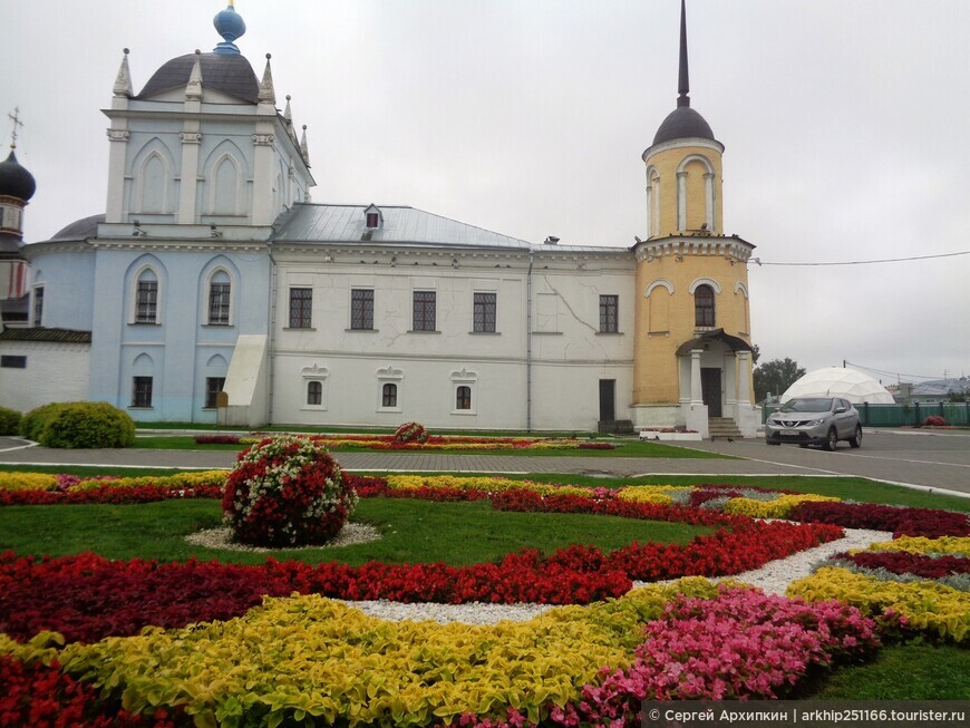 Свято-Троицкий Ново-Голутвин монастырь в центре Коломны.