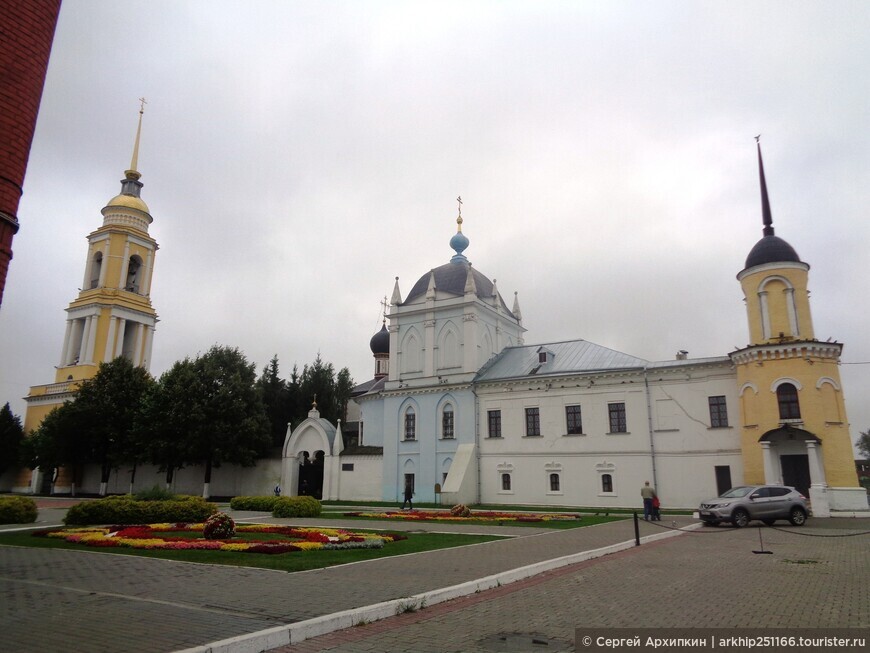 Свято-Троицкий Ново-Голутвин монастырь в центре Коломны.