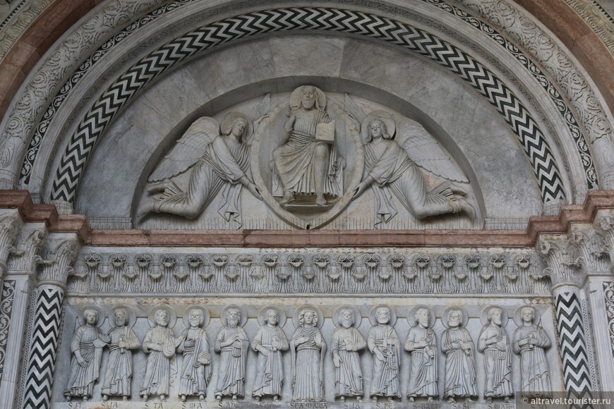 Христос с ангелами (в люнете) и Мария среди апостолов.