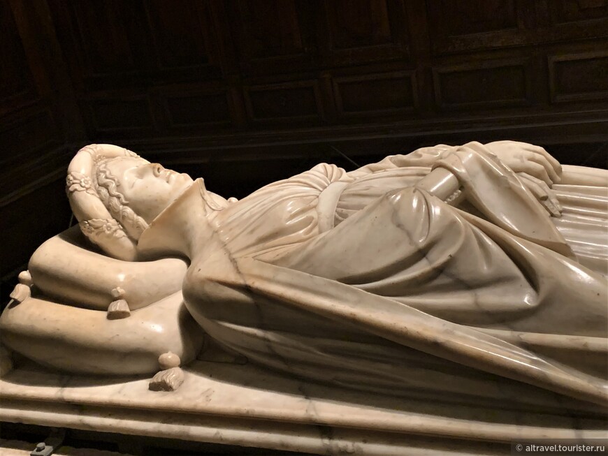 Якопо делла Кверча. Гробница Иларии дель Каретто. 1406 - 1408. Памятник изображает 26-летнюю жену Паоло Гуиниджи, умершую при родах. Минимум деталей, все очень сдержанно, только скорбь по рано ушедшей красоте.