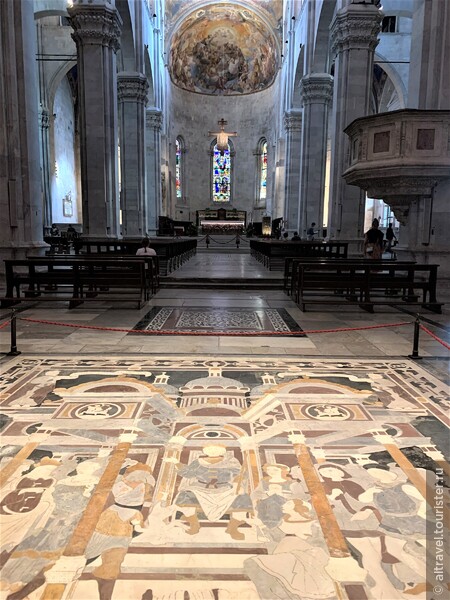 На полу - мозаика «Суд Соломона». Здесь работали сиенские мастера, но полы Сиенского собора они в Лукке не превзошли.