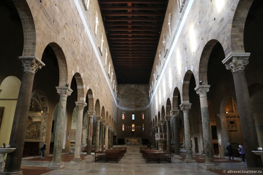Интерьер базилики Сан-Фредиана.