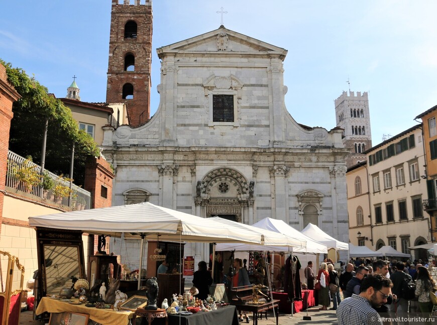 Блошиный рынок на фоне церкви Санти-Джованни-э-Санта-Репарата.