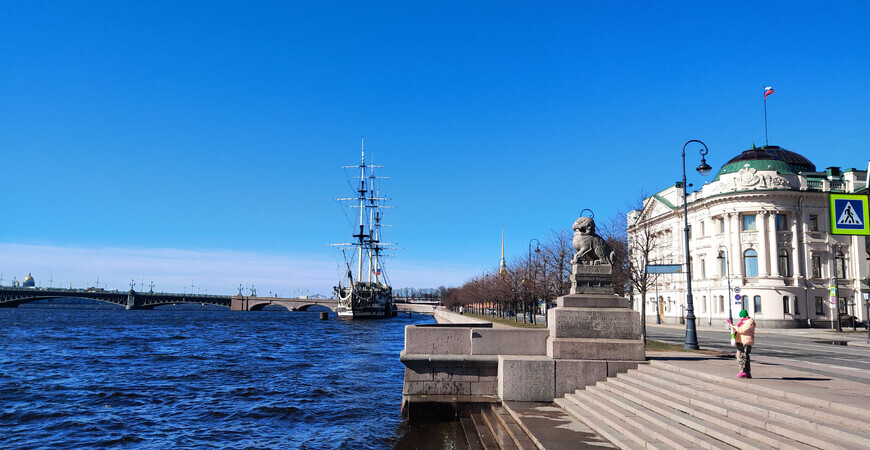 Петровская набережная в Санкт-Петербурге