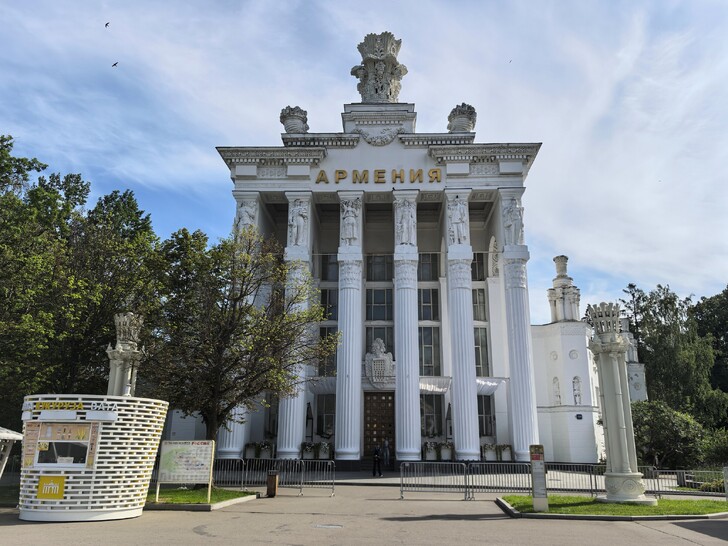 Классические колонны павильона Армения