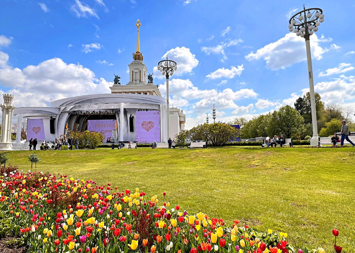 На Главной сцене ВДНХ проходят выступления музыкантов и артистов