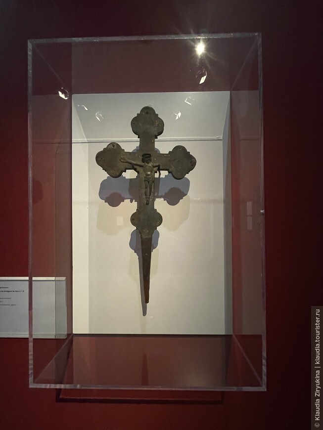 Крест для крестного хода. Франческо де Барриджони де Сиско 1544 год. Дерево и позолоченная медь.