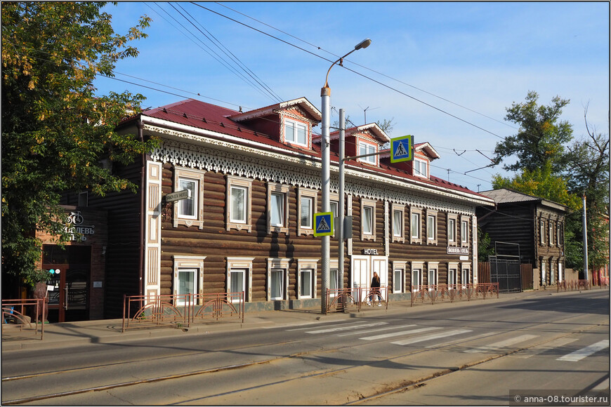 Здание гостиницы «Яковлев» не ищите в списках культурного наследия, но это дом с историей. Он воссоздан по фотографиям  реального здания XVIII века.