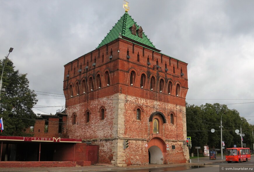 Первая Дмитриевская башня,о которой рассказывают летописи находилась внутри нынешнего кремля.Тогда Дмитрием Донским в 1370-е годы была выстроена одна эта каменная башня с воротами.