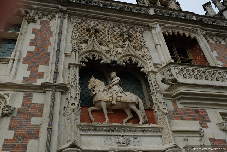 Под конной статуей Людовика XII расположилось изображение дикообраза – его геральдического символа. Статуя расположена над аркой – главным входом в королемский замок.
