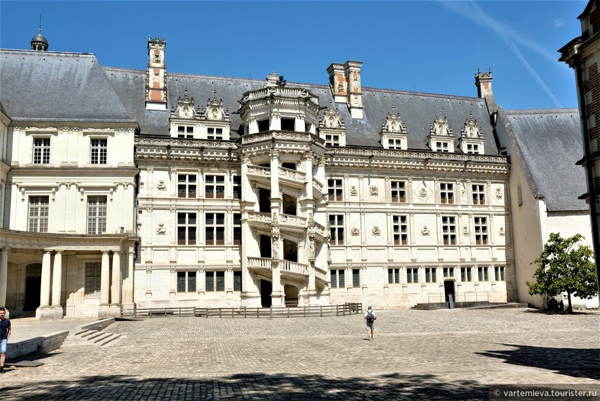 Ренессансный дворец Франциска I. Справа на фото виден кусочек зала Генеральных штатов, а слева – дворец Гастона Орлеанского. 
