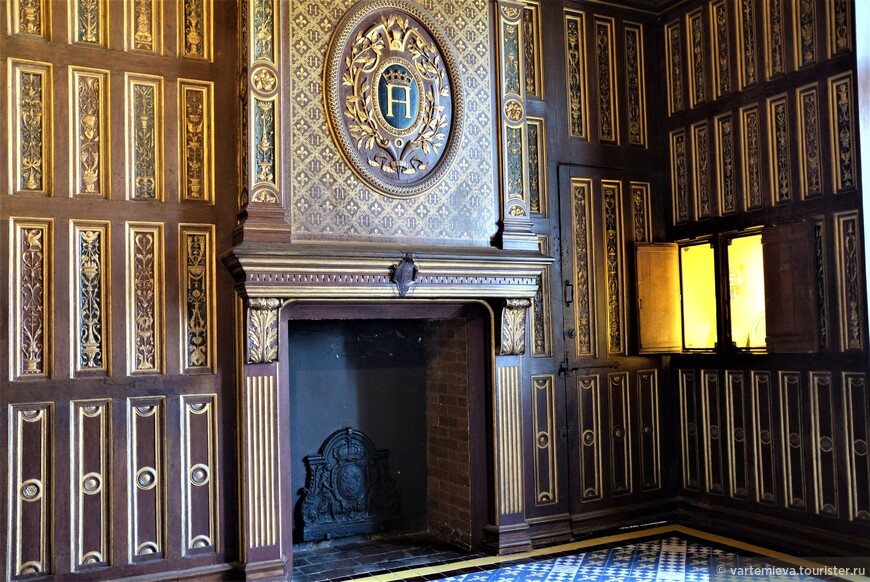 Кабинет в стиле французского ренессанса, которым пользовалась Екатерина. Но появился он во дворце еще  при Франциске I около 1520 г. Он выполнен из 180 дубовых панелей полихромной окраски. За дверками находились скрытые для глаза шкафы, в которых хранилась дорогая посуда и другие ценные вещи. 