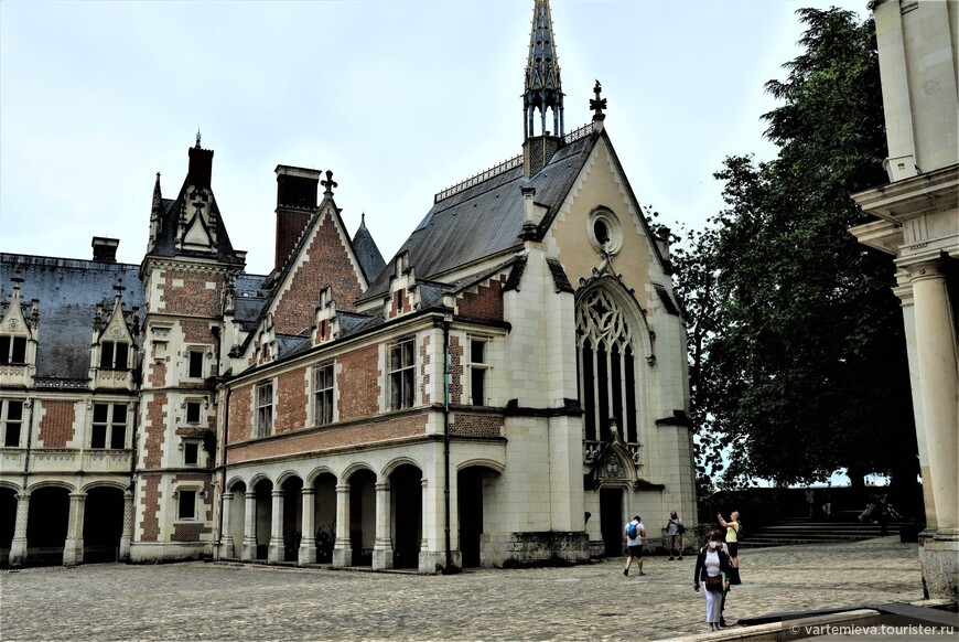 Часовня Святого Кале примыкает к дворцу Людовика XII.