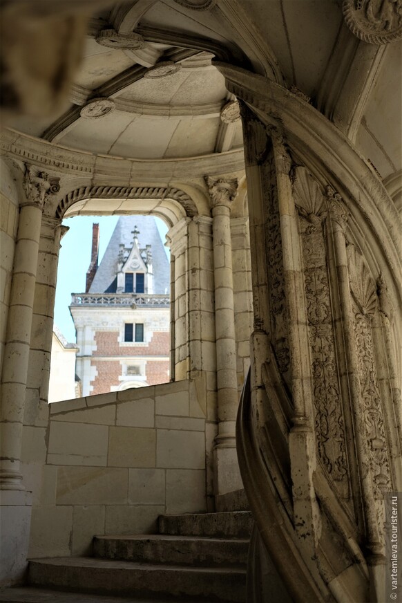 Внутренний вид лестницы дворца Франциска I. 